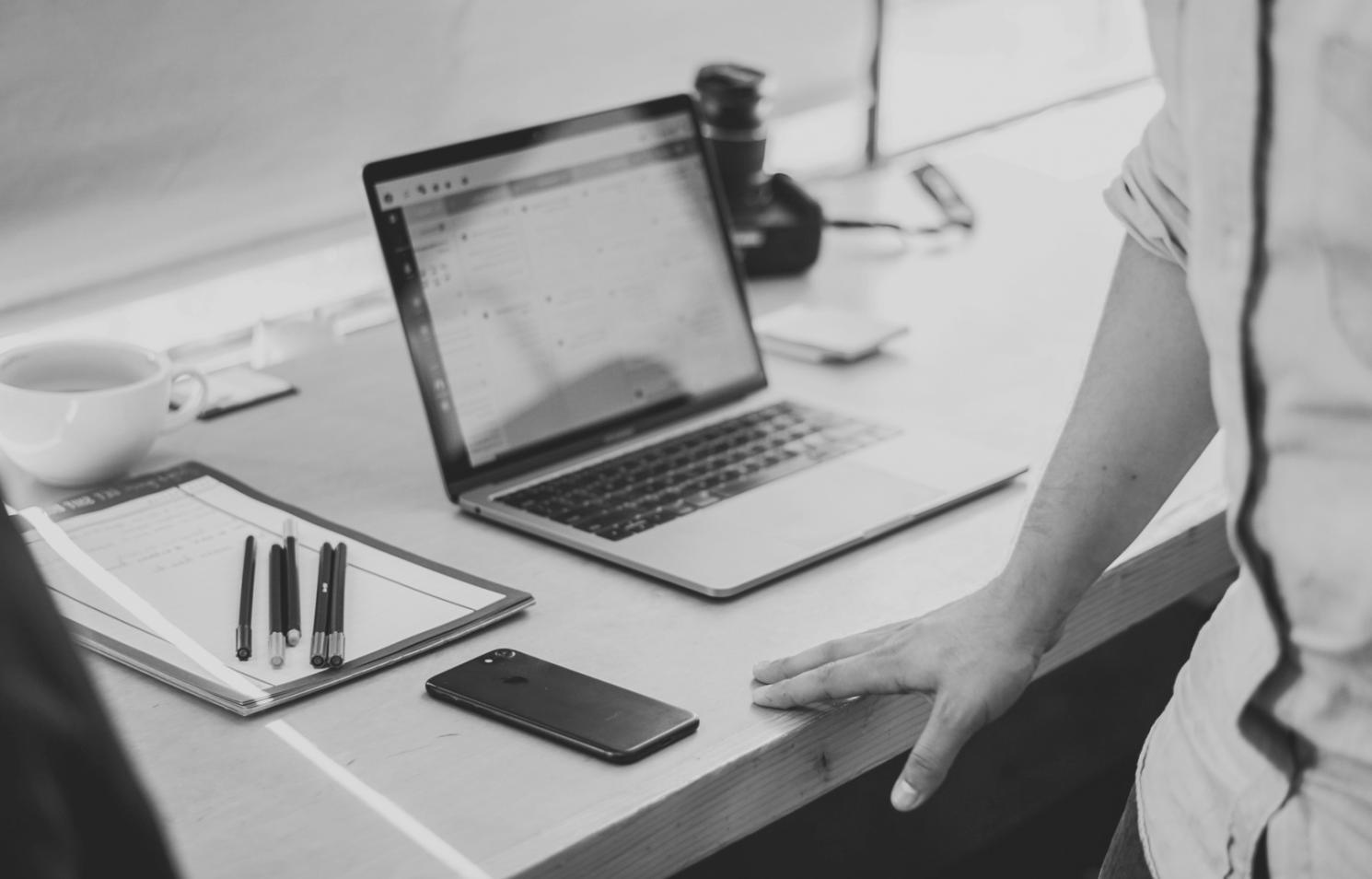 Teilnehmer analysieren SEO-Metriken gemeinsam